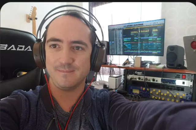 Vince dans son home studio, au travail dans son logiciel de production musicale